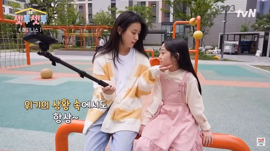 Khuôn viên bên ngoài chung cư mới thật sự là "hàng real", được ê-kíp mượng nơi công cộng để ghi hình.