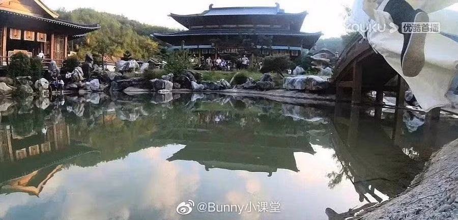 Ở tập 2, phân cảnh Triệu Lộ Tư và Từ Khai Sính té xuống nước đã lộ hình ảnh nhân viên đoàn phim còn ngồi ở phía xa Ở tập 2, phân cảnh Triệu Lộ Tư và Từ Khai Sính té xuống nước đã lộ hình ảnh nhân viên đoàn phim còn ngồi ở phía xa