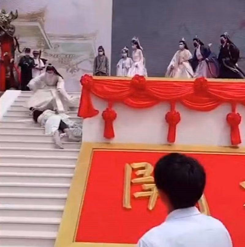 Nữ diễn viên đã ngất xỉu vì thời tiết quá nóng.
