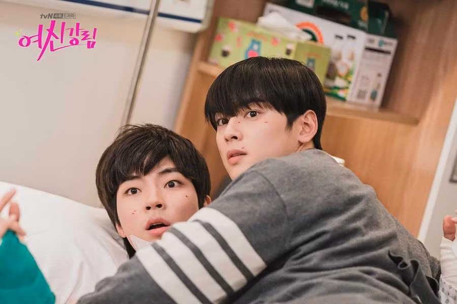 Hwang In Yeop và Cha Eun Woo còn được khán giả tích cực "đẩy thuyền" chỉ vì quá hợp cạ. Hwang In Yeop và Cha Eun Woo còn được khán giả tích cực "đẩy thuyền" chỉ vì quá hợp cạ.