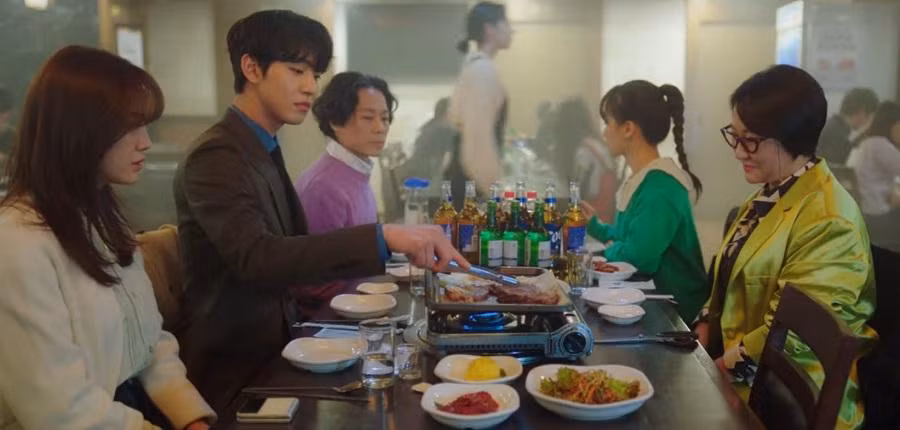 Kang Tae Moo đi ăn tối cùng phòng làm việc của Shin Ha Ri.