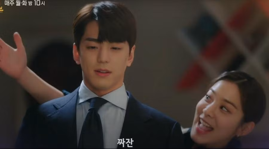 Cặp đôi phụ còn thần tốc hơn khi đã về chung nhà, Young Seo nấu cơm đợi Seong Hoon về. Cặp đôi phụ còn thần tốc hơn khi đã về chung nhà, Young Seo nấu cơm đợi Seong Hoon về.
