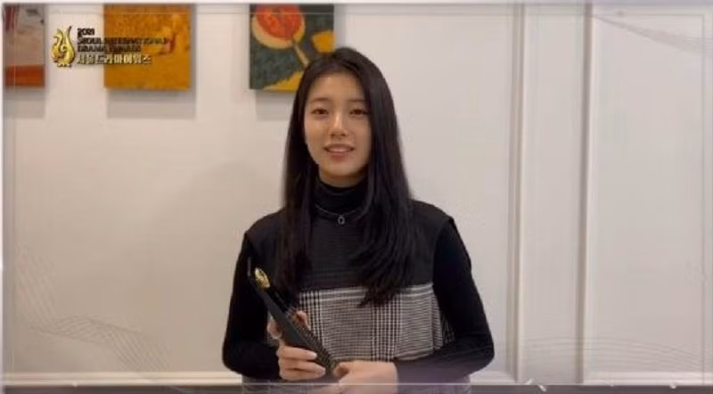 Suzy gửi lời cảm ơn đến công chúng đã ủng hộ cô và bộ phim "Start Up" Suzy gửi lời cảm ơn đến công chúng đã ủng hộ cô và bộ phim "Start Up"