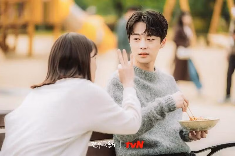 Là "trai hư" nhưng vì được Lee Dam cảm hóa nên Gye Sun Woo bỗng muốn trở thành "trai ngoan" trong mắt cô nàng. Là "trai hư" nhưng vì được Lee Dam cảm hóa nên Gye Sun Woo bỗng muốn trở thành "trai ngoan" trong mắt cô nàng.