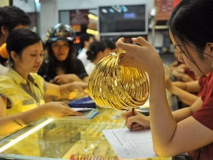 4 ngày qua, giá vàng SJC “bốc hơi” 2,4 triệu đồng/lượng và có vẻ như chưa dừng lại. 4 ngày qua, giá vàng SJC “bốc hơi” 2,4 triệu đồng/lượng và có vẻ như chưa dừng lại