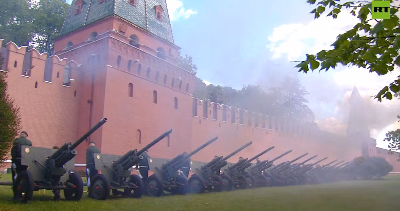 Tiếp sau bài phát biểu của Tổng thống Vladimir Putin là các loạt đại bác chào mừng trên nền quốc thiều Nga.