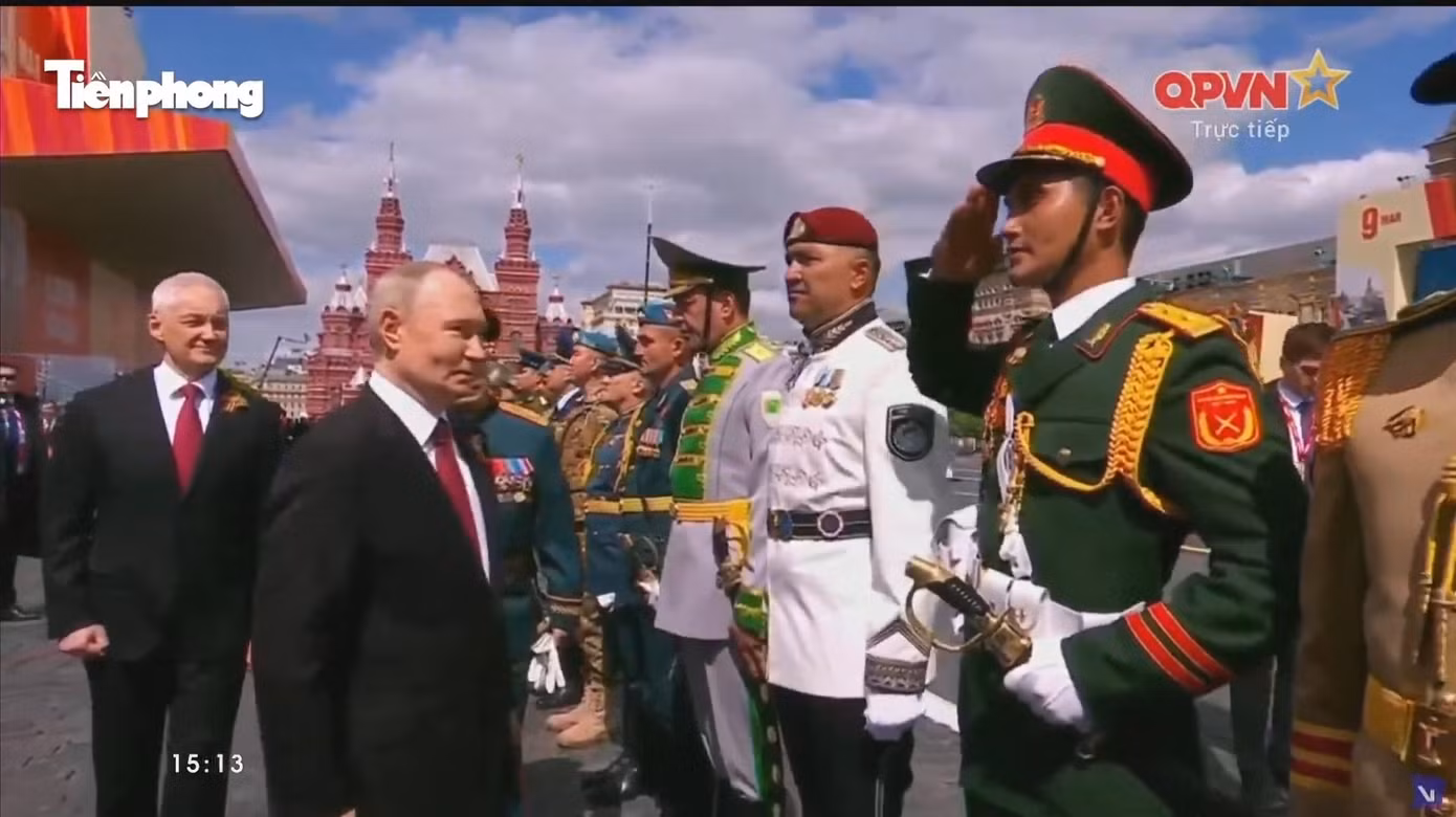 Tổng thống Nga Vladimir Putin cảm ơn Trung tá Phạm Khắc Giang, chỉ huy đội duyệt binh Quân đội nhân dân Việt Nam, tham gia Lễ duyệt binh trên Quảng trường Đỏ.