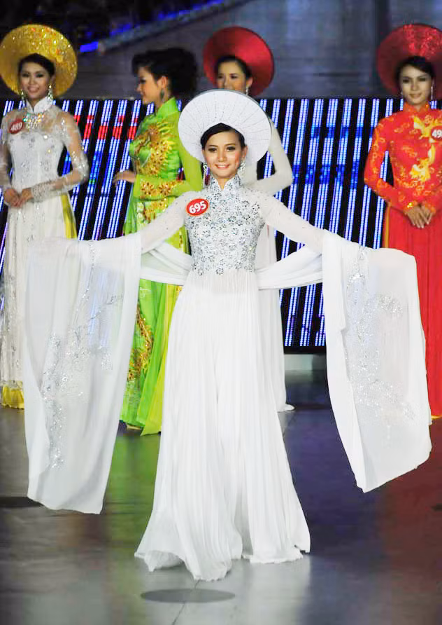 Các thí sinh duyên dáng trong phần thi Áo dài. Ảnh: Thuận Phong
