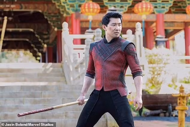 “Shang-Chi and the Legend of the Ten Rings” giữ vững vị trí thứ 4 dù đã hơn một tháng công chiếu.