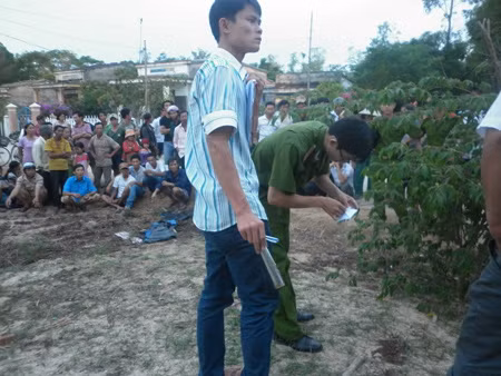 Cảnh sát đang khám nghiệm hiện trường vụ án