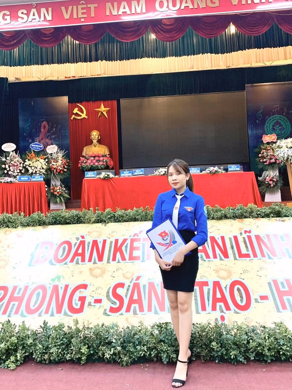 Trong thời gian học tập tại trường, song song với việc học, cô nàng luôn tích cực tham gia các hoạt động Đoàn – Hội.
