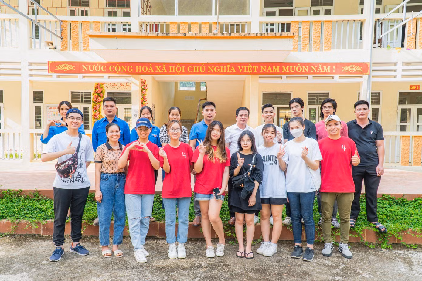 Bên cạnh việc học, Xuân Huy cũng dành thời gian tham gia các hoạt động ngoại khóa ở trường nhằm trau dồi bản thân và mở rộng các mối quan hệ.