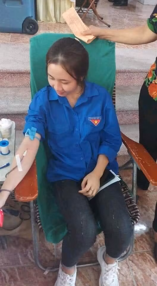 Cô gái tham gia hiến máu tình nguyện.