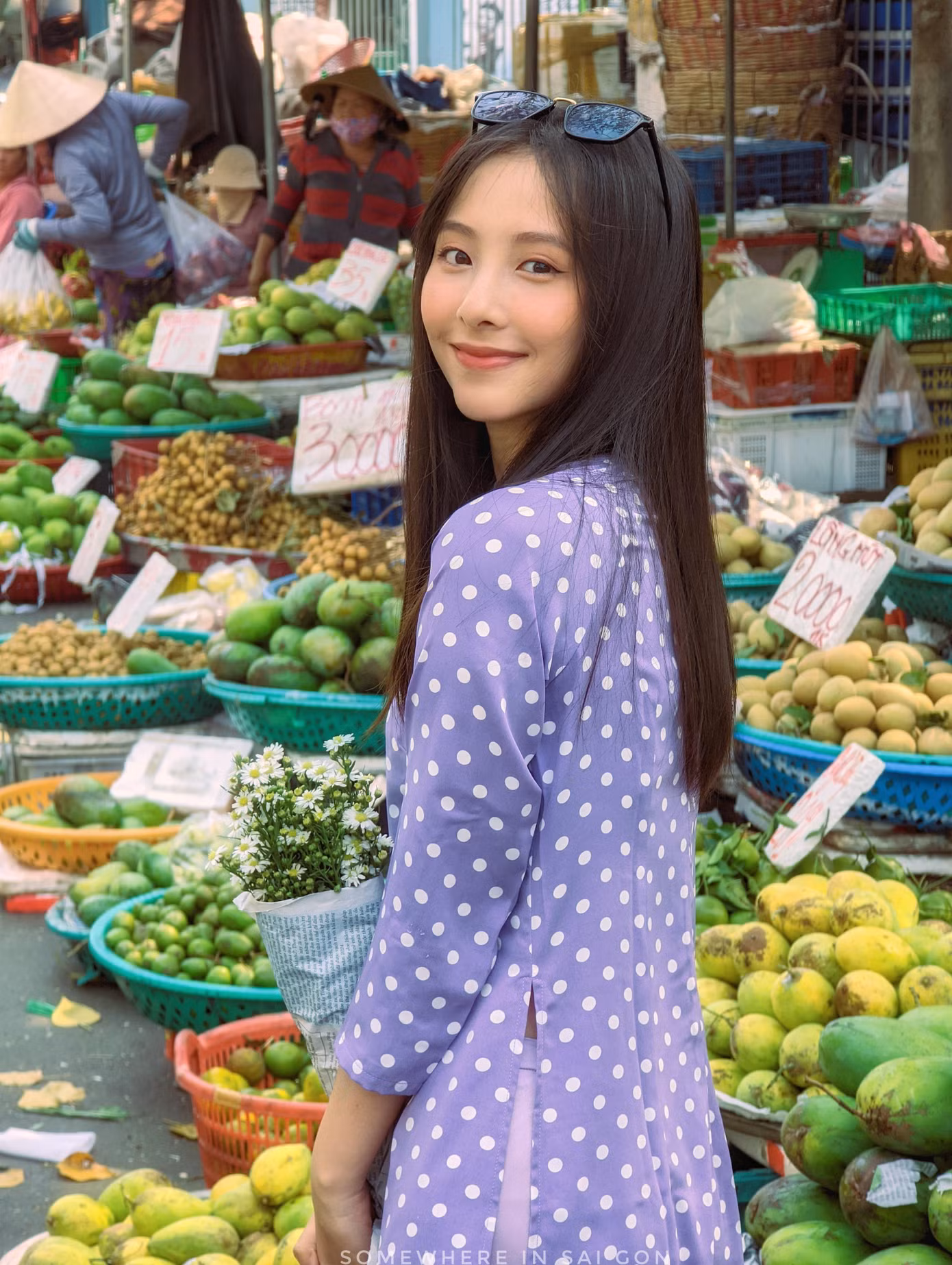 Hồng Nhung dễ thương, điệu đà trong chiếc áo dài màu tím.