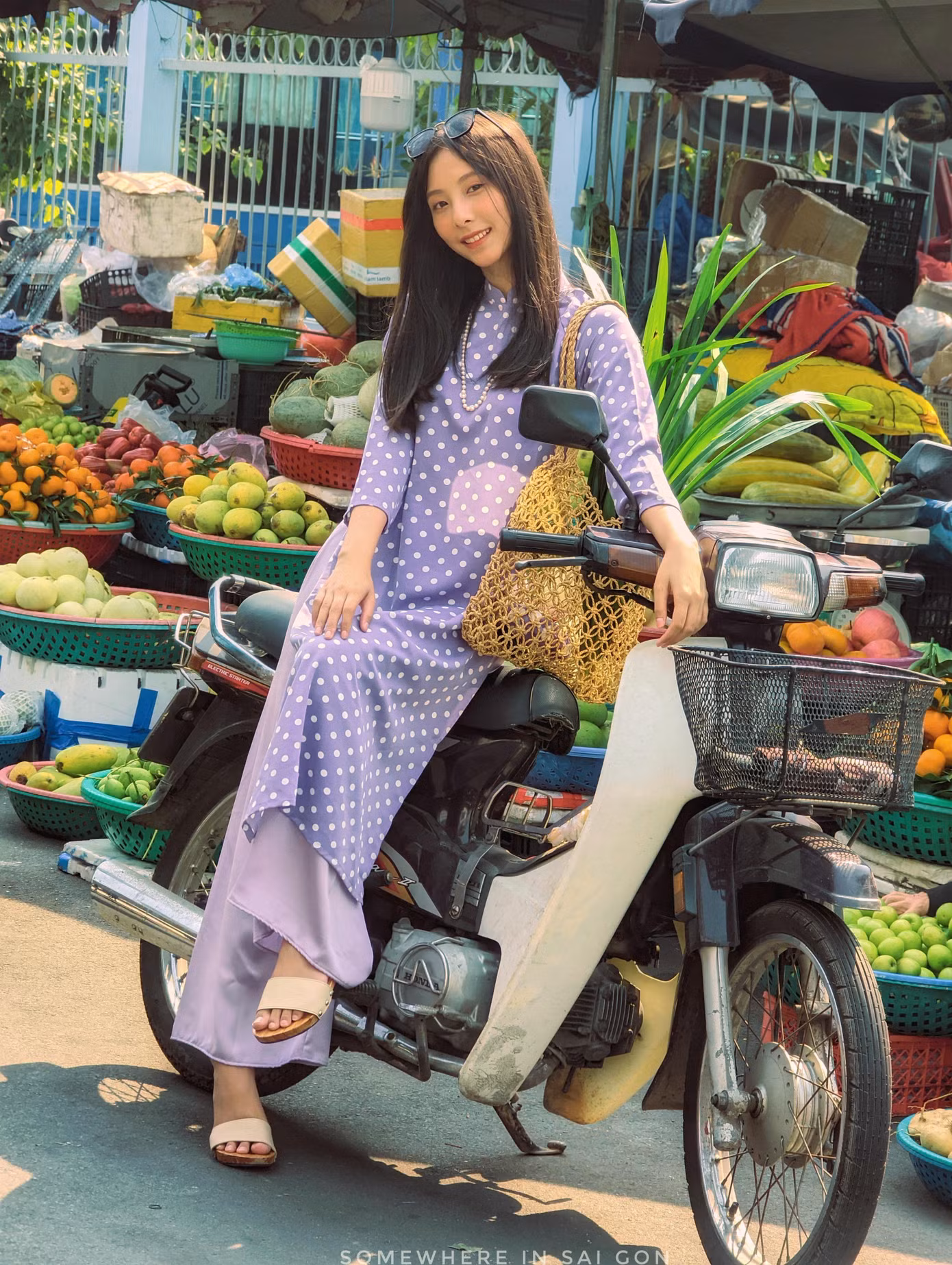 Không chỉ là nơi giao thương, việc buôn bán tại chợ những ngày gần Tết còn gói trọn cả những háo hức chờ mong về một năm đủ đầy, trọn vẹn.
