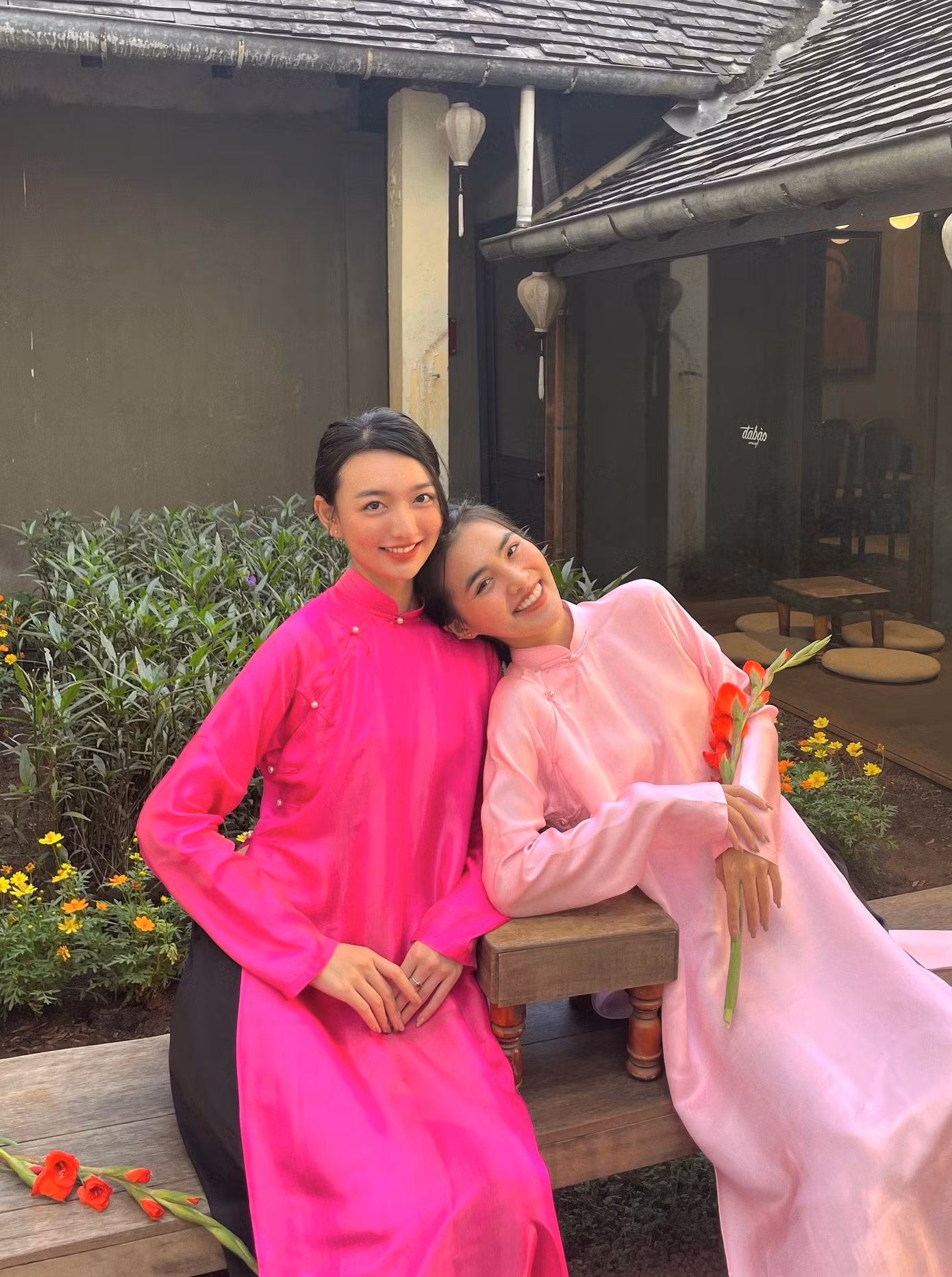 Xuân Mai (bên trái) và Hoàng Vi (bên phải) là cặp chị em thân thiết, nhận được nhiều sự quan tâm trên mạng xã hội. Ảnh: NVCC Xuân Mai (bên trái) và Hoàng Vi (bên phải) là cặp chị em thân thiết, nhận được nhiều sự quan tâm trên mạng xã hội. Ảnh: NVCC