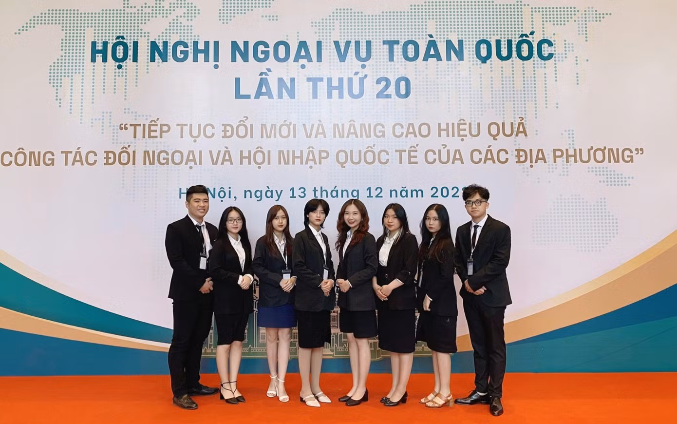 Thành viên CLB phục vụ Hội nghị Ngoại vụ toàn quốc lần thứ 20. Thành viên CLB phục vụ Hội nghị Ngoại vụ toàn quốc lần thứ 20.