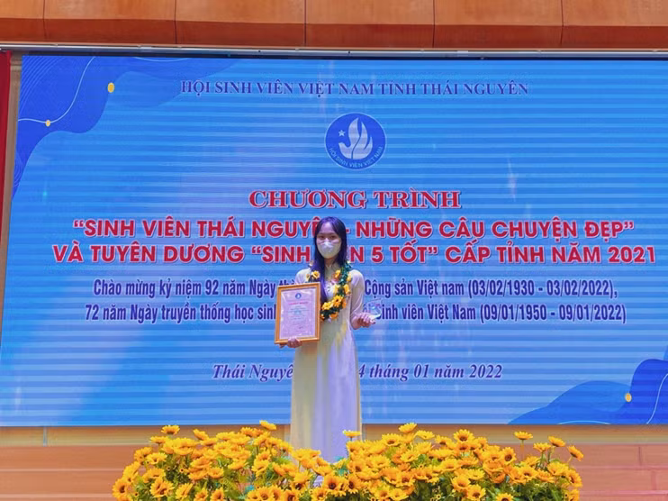 Ngô Xuân Hương tại Chương trình “Sinh viên Thái Nguyên, những câu chuyện đẹp” và Tuyên dương “Sinh viên 5 tốt” cấp tỉnh năm 2021.