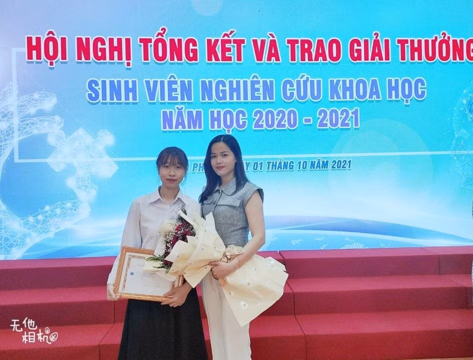 Cô cũng tích cực tham gia các hoạt động nghiên cứu khoa học do trường tổ chức. Ảnh: NVCC