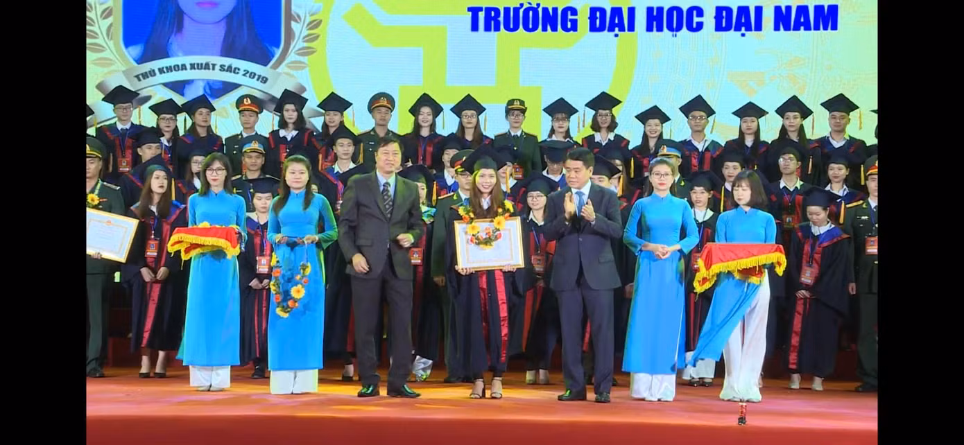 Quyên nhận bằng khen dành cho Thủ khoa xuất sắc năm 2019.