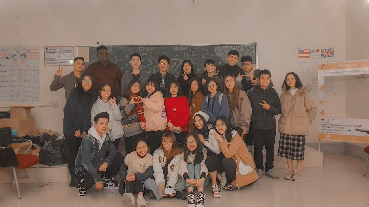 Thanh Hà bắt đầu tham gia hoạt động tại các Câu lạc bộ, ở đây cô được giao lưu học hỏi kinh nghiệm từ các anh, chị, em và các bạn trong Khoa.