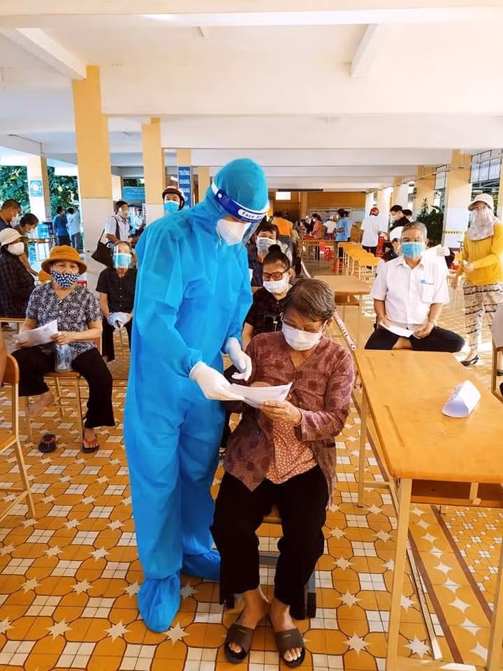 Tham gia tình nguyện hỗ trợ phòng chống dịch COVID - 19 không chỉ giúp Tân có thêm kinh nghiệm thực tế mà còn giúp chàng trai có thêm nhiều niềm vui, niềm hạnh phúc.