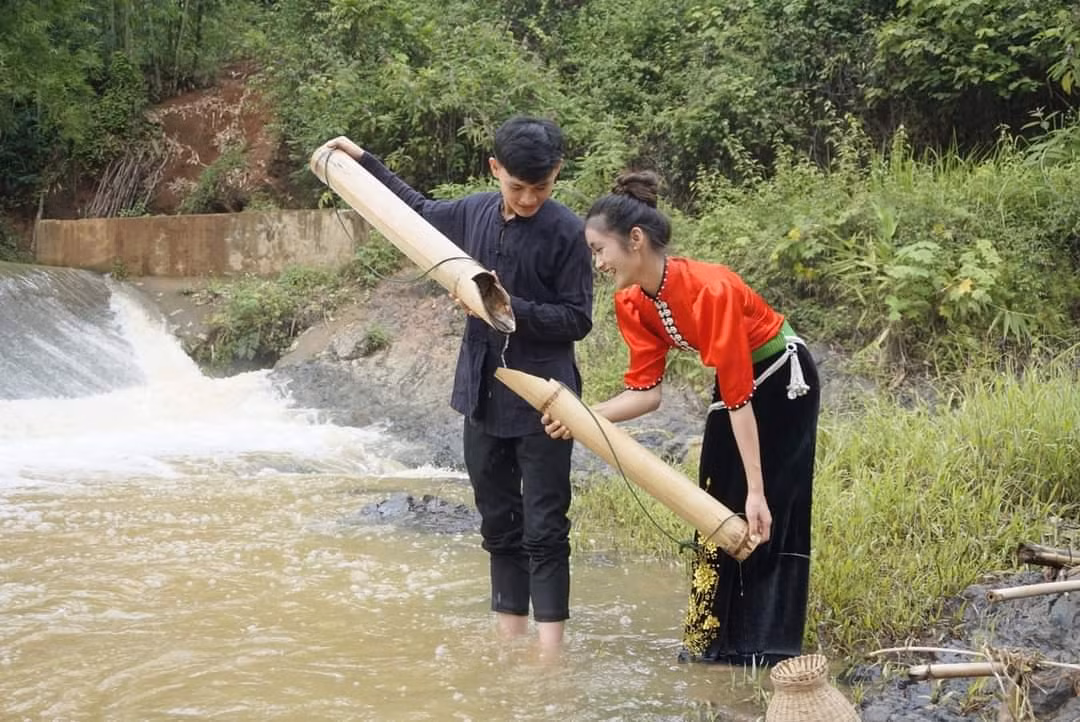 Tân trong bộ trang phục truyền thống của dân tộc Thái, tỉnh Sơn La.