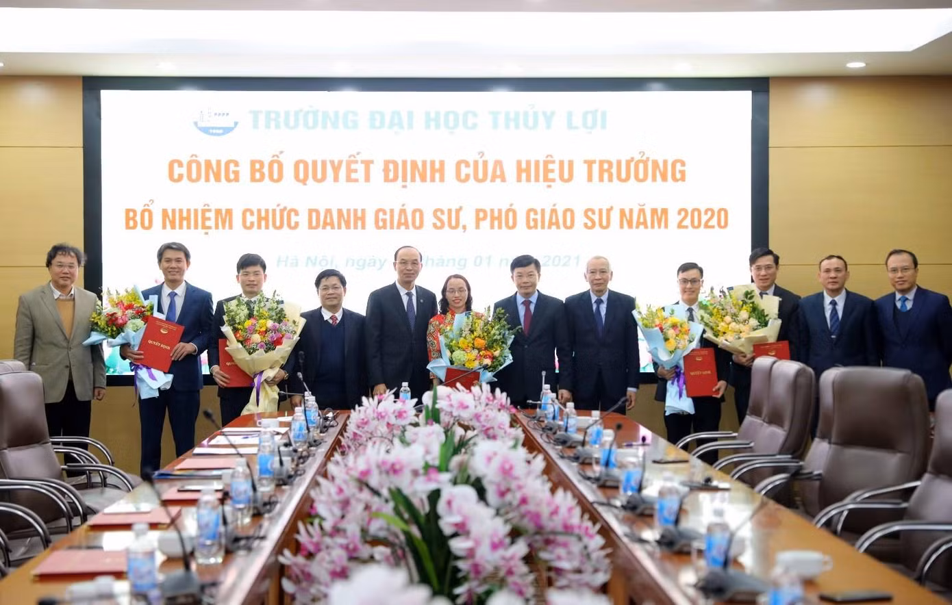 Cô Trần Thị Ngân – giảng viên ngành Công nghệ thông tin nhận quyết định công nhận chức danh Phó giáo sư.