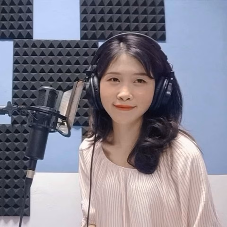 Thu Trang - sinh viên năm ba khoa Phát thanh - Truyền hình, Học viện Báo chí và Tuyên truyền. Thu Trang - sinh viên năm ba khoa Phát thanh - Truyền hình, Học viện Báo chí và Tuyên truyền.