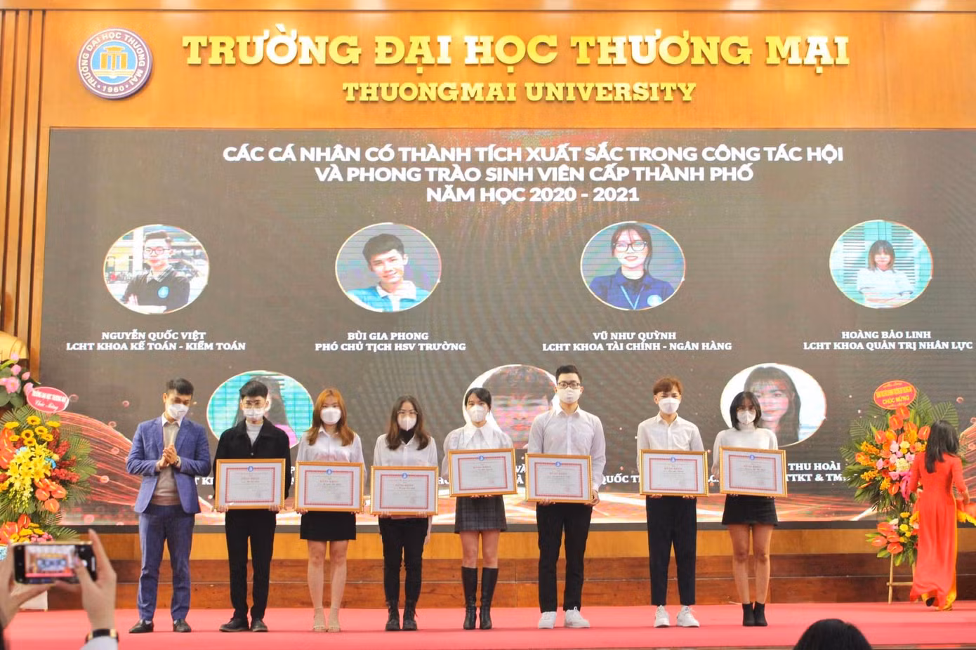 Ban chấp hành Hội Sinh viên Thành phố Hà Nội khen thưởng cá nhân có thành tích hoạt động xuất sắc trong công tác hội và phong trào sinh viên Thủ đô. Ban chấp hành Hội Sinh viên Thành phố Hà Nội khen thưởng cá nhân có thành tích hoạt động xuất sắc trong công tác hội và phong trào sinh viên Thủ đô.
