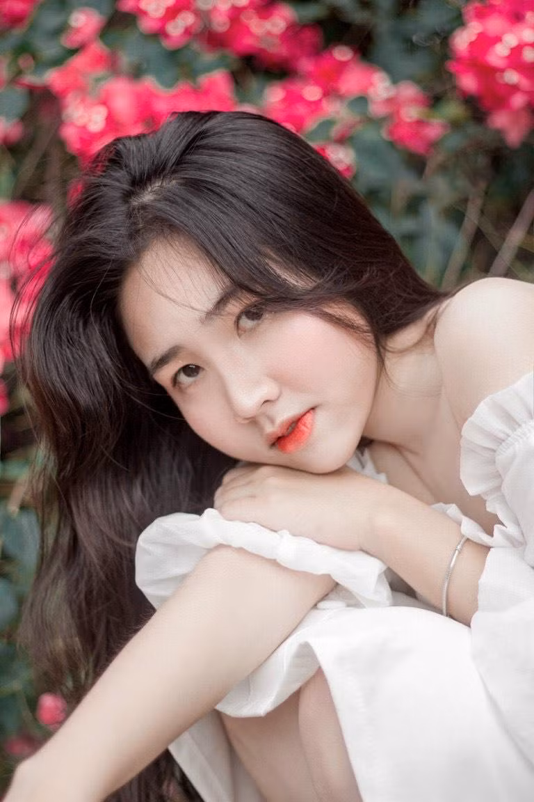 Ngay từ nhỏ, Tú Uyên đã được tiếp xúc và dành niềm đam mê lớn cho âm nhạc.