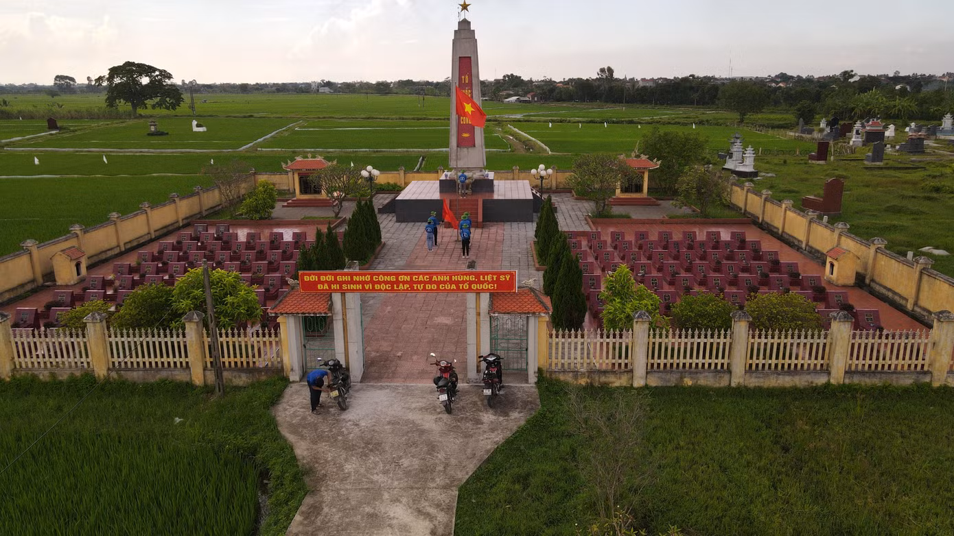 Các bạn tình nguyện viên dọn dẹp nghĩa trang xã Ninh Hải và thắp hương tri ân liệt sĩ.