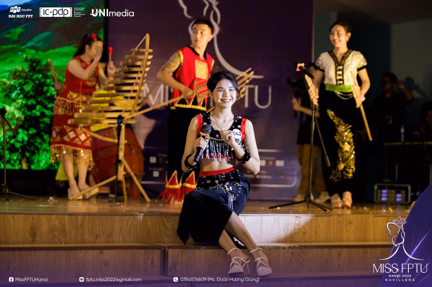 Tại Đêm hội Tài năng, nữ sinh gây ấn tượng với tiết mục biểu diễn đàn đá.