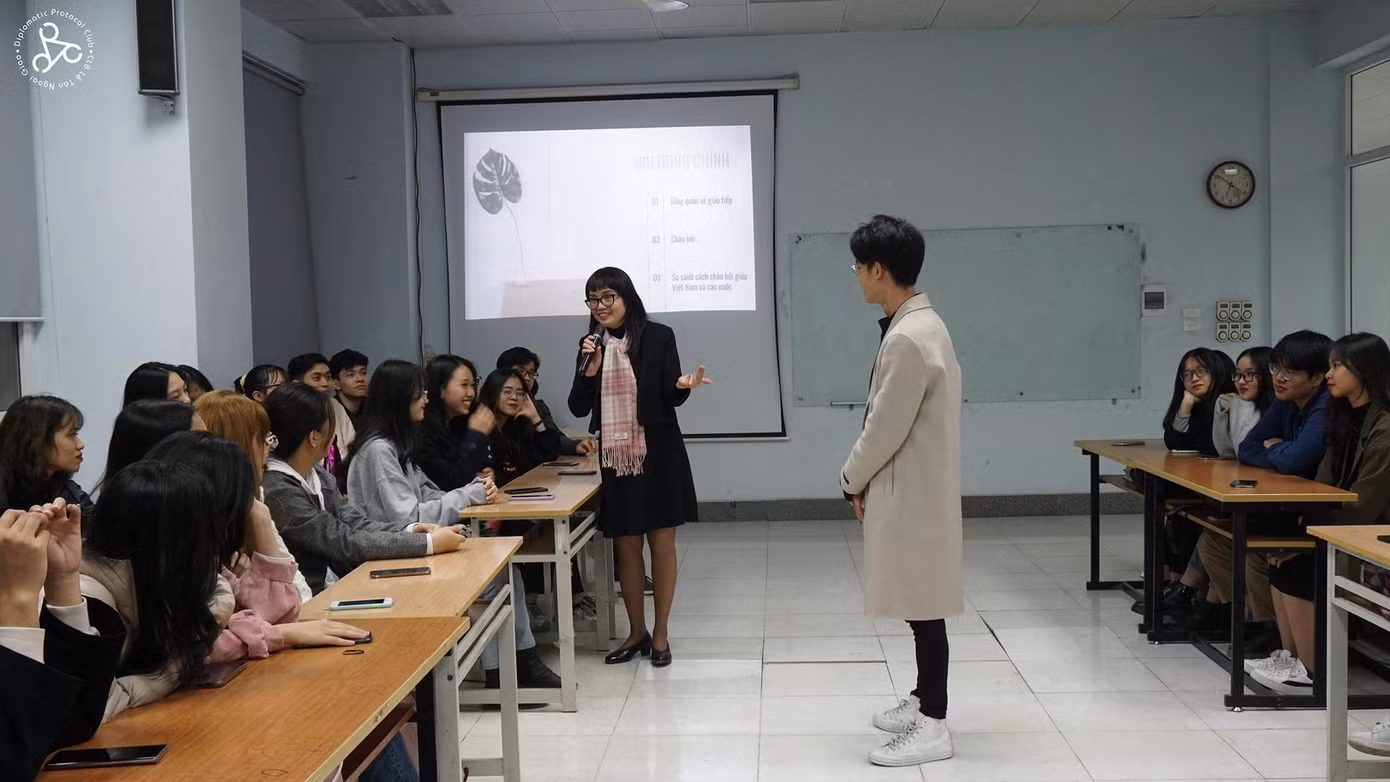 Buổi training “Chào hỏi trong Lễ tân Ngoại giao” với diễn giả Doãn Mai Linh - Giảng viên khoa Chính trị quốc tế & Ngoại giao, Học viện Ngoại giao. Buổi training “Chào hỏi trong Lễ tân Ngoại giao” với diễn giả Doãn Mai Linh - Giảng viên khoa Chính trị quốc tế & Ngoại giao, Học viện Ngoại giao.
