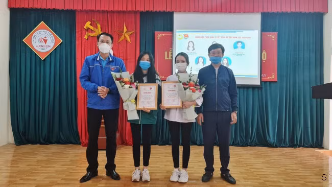 Hà Trang nhận danh hiệu “Học sinh 3 tốt” cấp tỉnh.