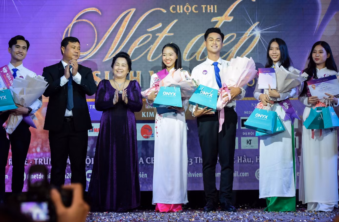 Không những xinh đẹp mà còn rất tài năng, vừa qua Cát Tường đã xuất sắc đạt giải Nhất trong cuộc thi Nét đẹp sinh viên online 2022 do Nhà văn hóa sinh viên và Truyền thông Sao tổ chức.
