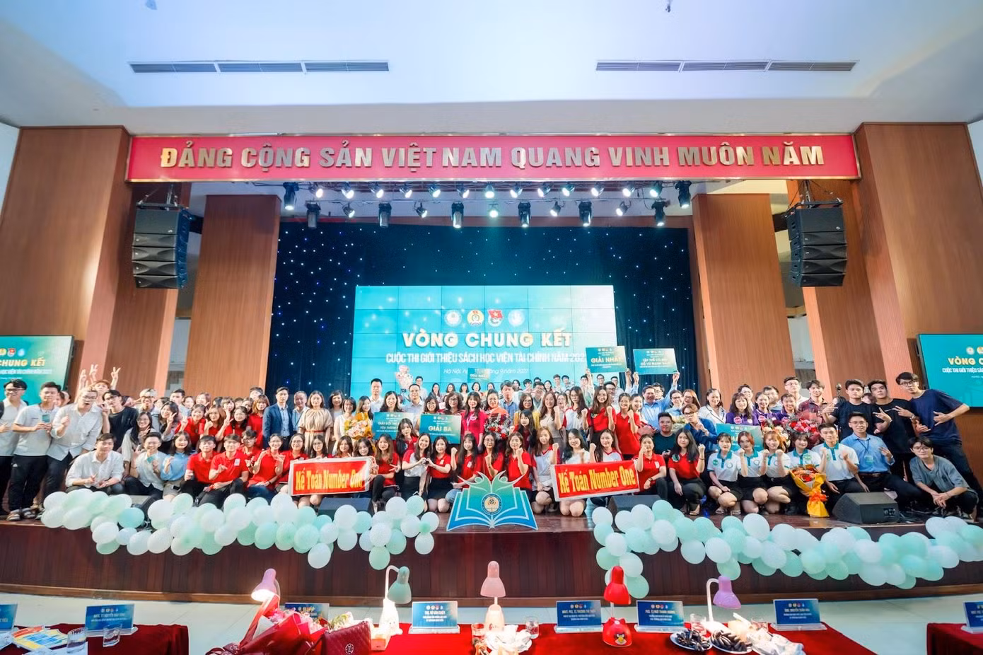 Đêm Chung kết Cuộc thi giới thiệu sách Học Viện Tài Chính 2022 đã diễn ra thành công tốt đẹp.