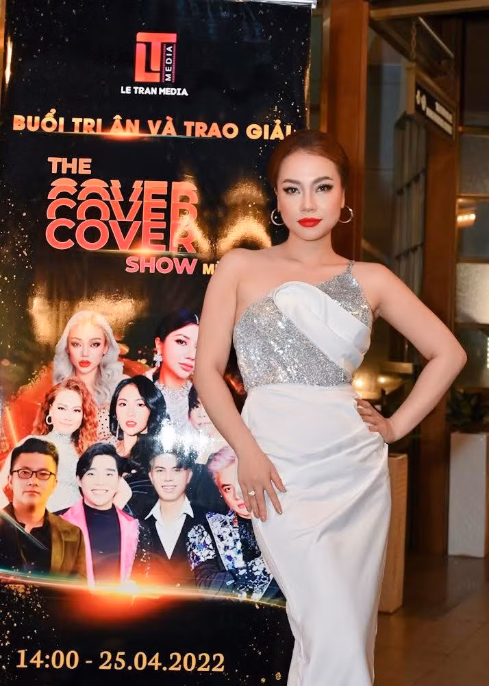Trong Lễ trao giải mùa 1 chương trình The Cover Show - Sắc màu thời gian, cô nàng gây ấn tượng khi xuất hiện với phong cách đầy quyến rũ. Trong Lễ trao giải mùa 1 chương trình The Cover Show - Sắc màu thời gian, cô nàng gây ấn tượng khi xuất hiện với phong cách đầy quyến rũ.