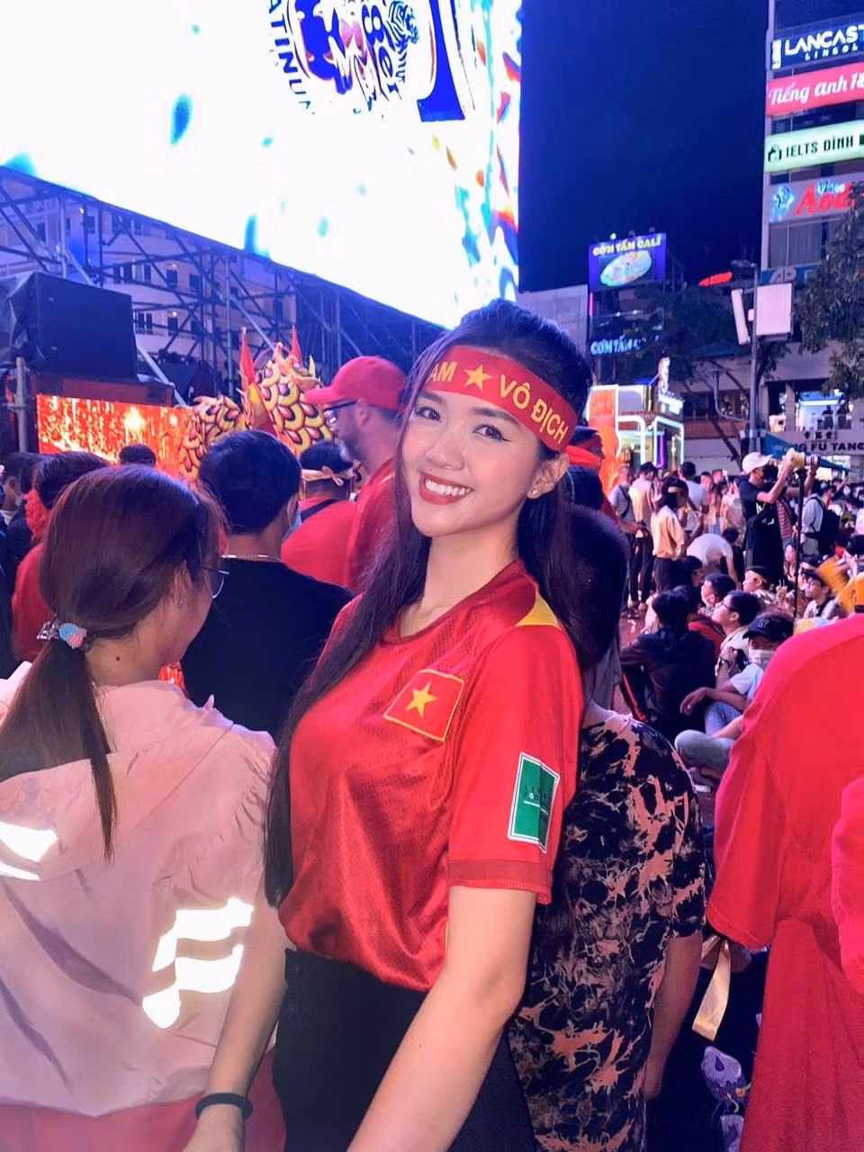 Không chỉ đầu cầu Hà Nội cổ vũ hết mình cho trận chung kết, mà Nguyễn Hoàng Mỹ Vân tại TP. Hồ Chí Minh cũng như bao bạn trẻ khác cũng vô cùng háo hức, hồi hộp mong chờ theo dõi trận đấu.