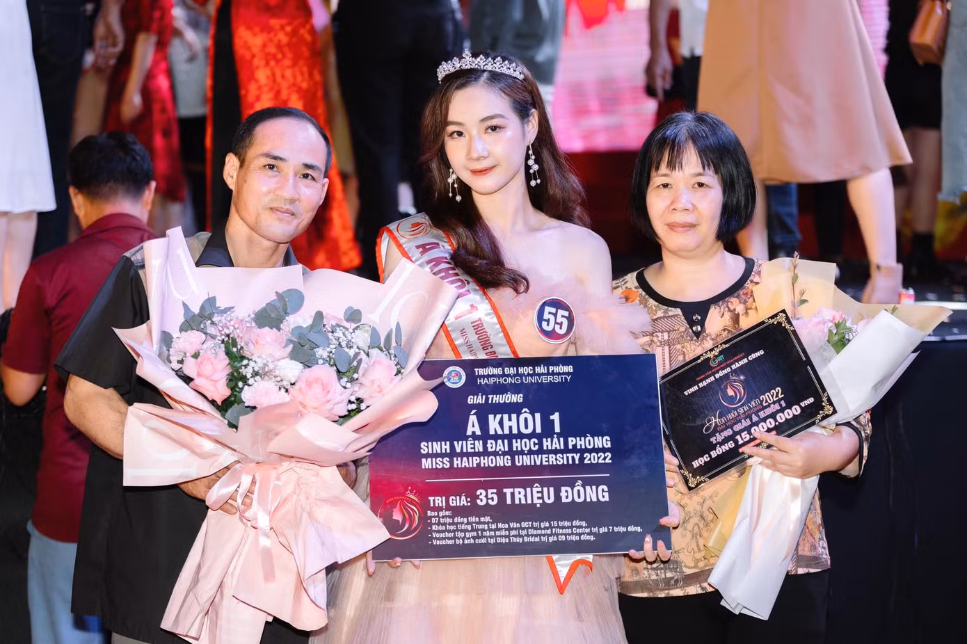 Nguyệt Anh cùng bố mẹ tại Đêm chung kết. Nguyệt Anh cùng bố mẹ tại Đêm chung kết.
