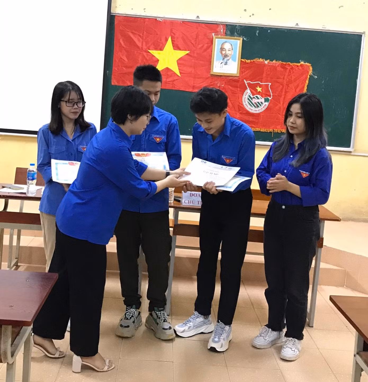Tân nhận giấy khen của Hội sinh viên trường Đại Học Y Thái Nguyên có thành tích xuất sắc trong công tác hội và phong trào sinh viên, đạt danh hiệu đoàn viên ưu tú, đạt danh hiệu sinh viên 5 tốt cấp trường cùng nhiều giấy chứng nhận khác,...