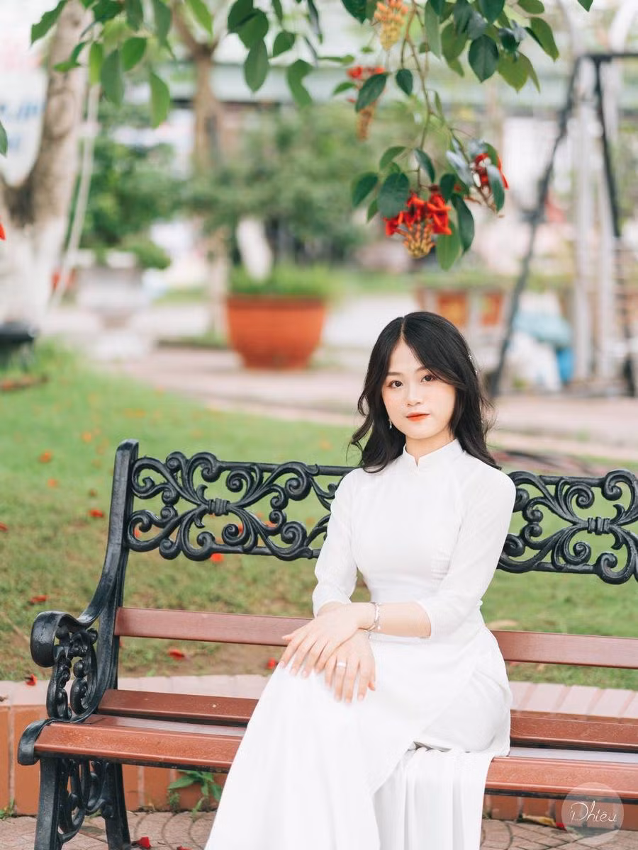 Lan Anh xinh đẹp trong tà áo dài trắng, cô là cựu học sinh Trường THPT An Dương, TP. Hải Phòng. Lan Anh xinh đẹp trong tà áo dài trắng, cô là cựu học sinh Trường THPT An Dương, TP. Hải Phòng.
