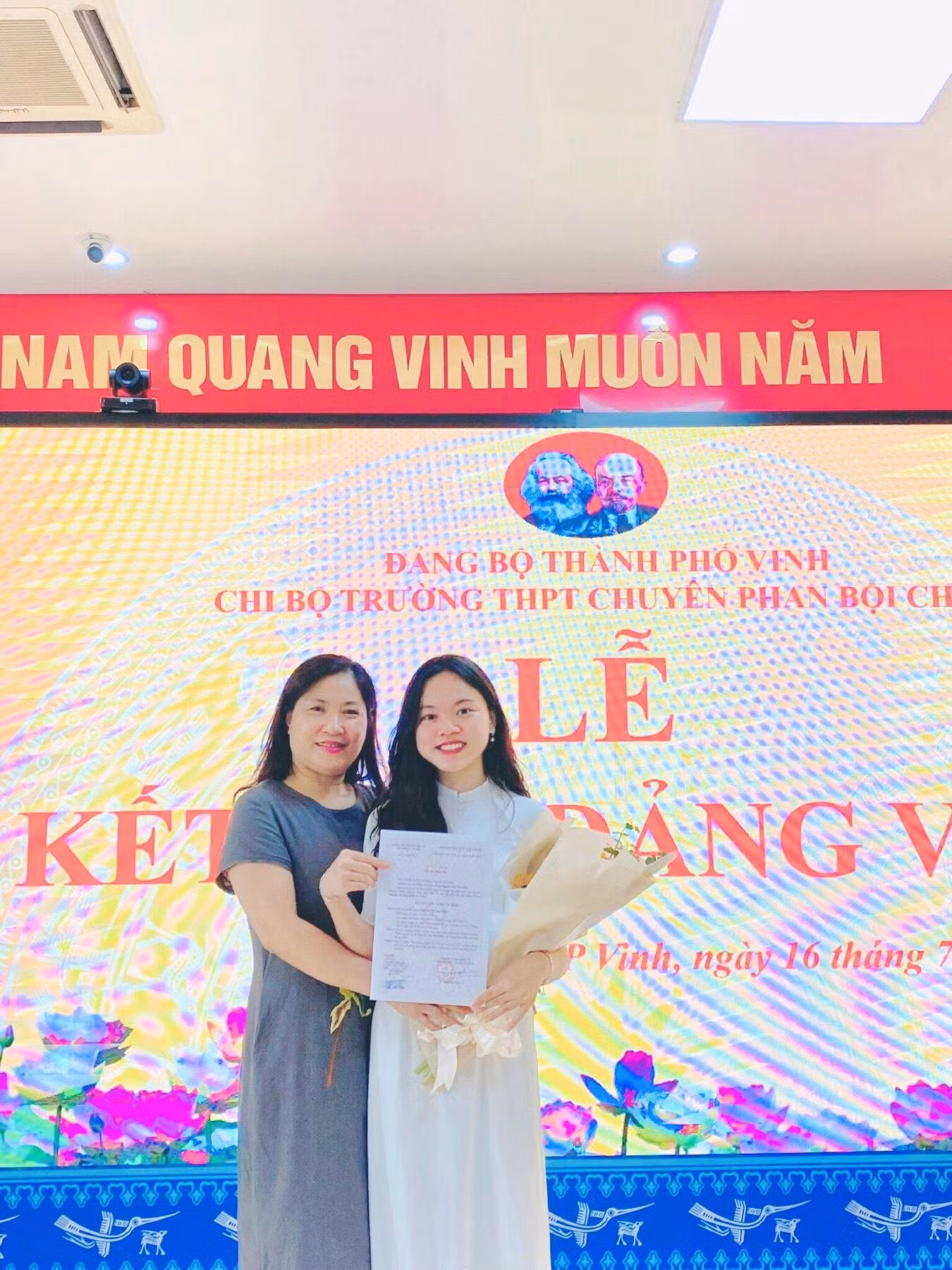 Mai Hiền cùng cô chủ nhiệm trong Lễ kết nạp Đảng.