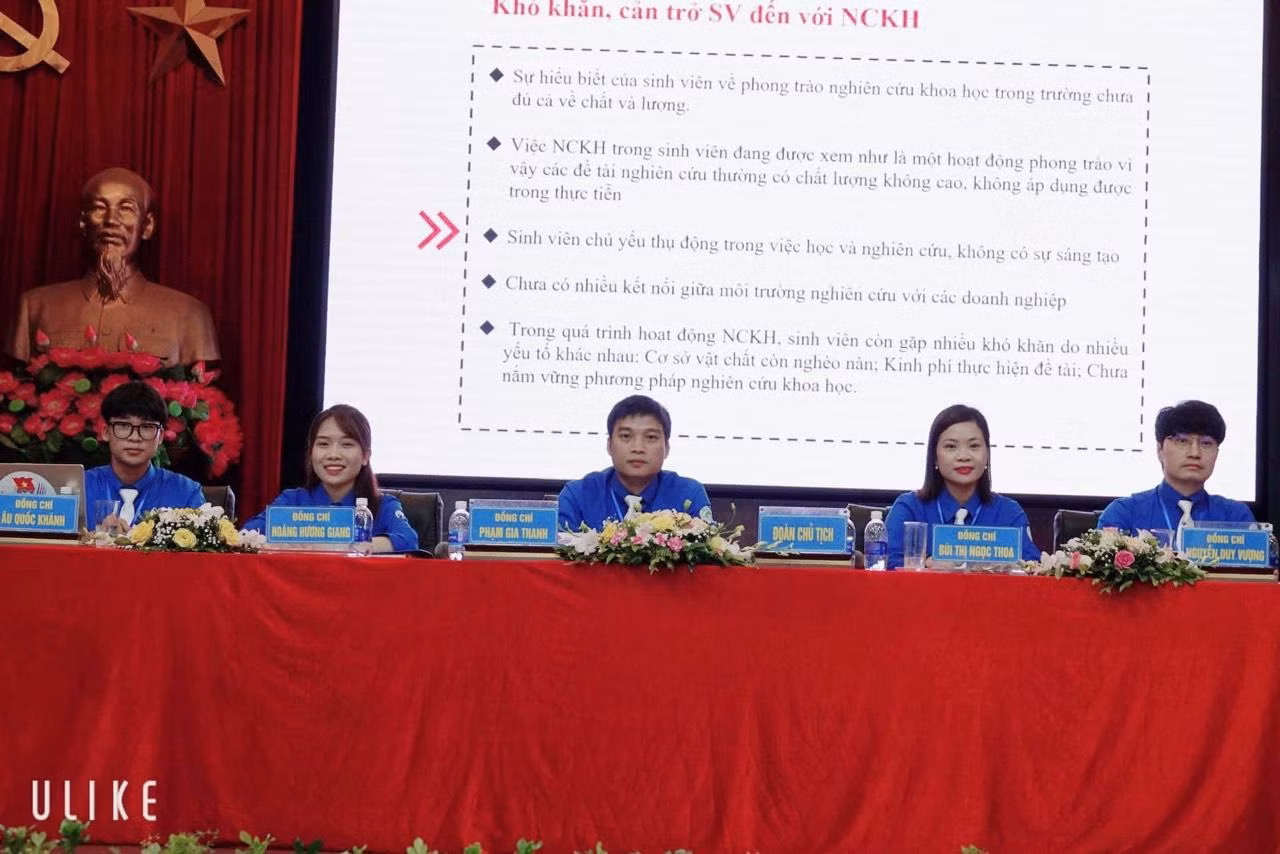 Nhờ có Đoàn – Hội đã giúp bản thân Hương Giang (thứ hai bên trái sang) tự tin và năng động hơn rất nhiều.