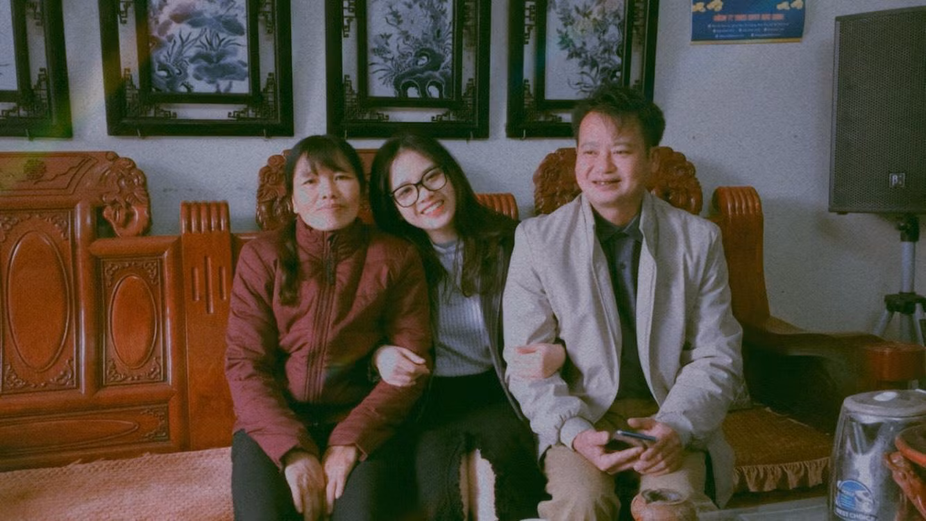 Huyền chụp ảnh cùng với bố mẹ.