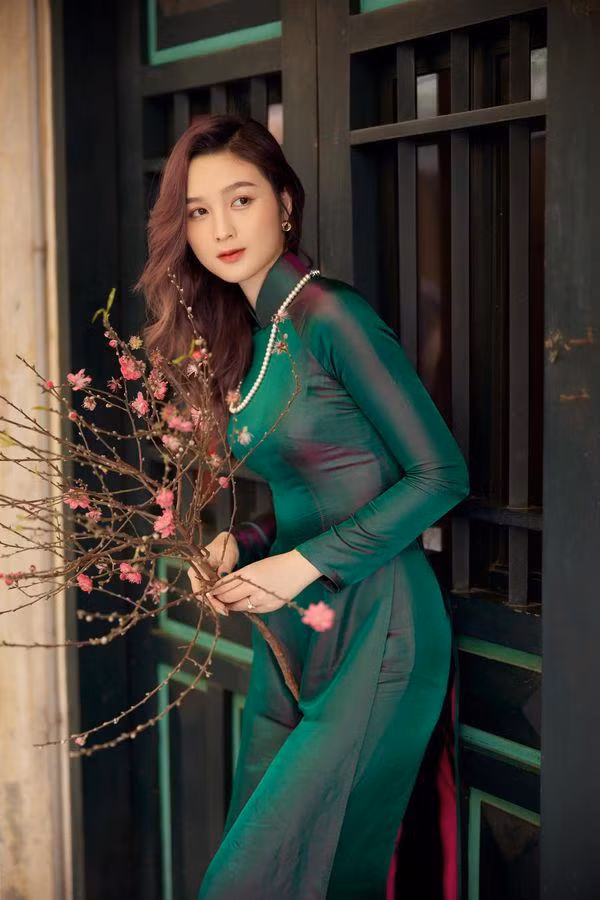 Sở thích của nàng hoa khôi là đọc sách, đặc biệt là nghiên cứu sách về triết học và lịch sử.