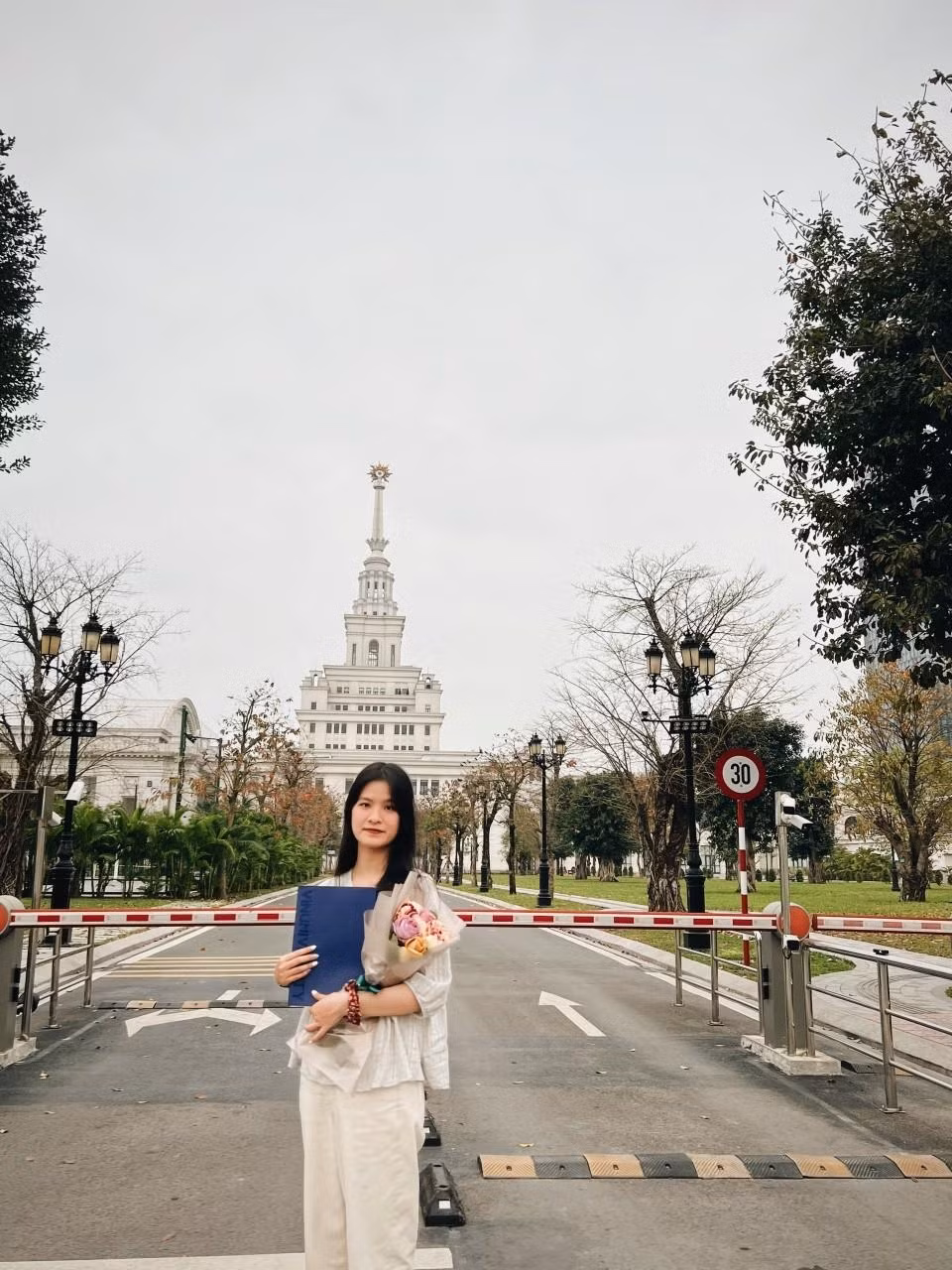 “Khi bạn cảm thấy con đường đang đi khó quá, thì tức là bạn đang đi đúng đường rồi!”