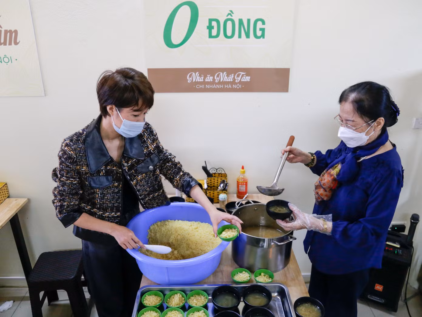 Chị Hoàng Kim Ngọc (32 tuổi, diễn viên, chủ nhà ăn) cho biết: "Nhà ăn mở cửa phục vụ mọi người từ thứ 2 đến thứ 6 hàng tuần, với mong muốn đem lại giá trị tốt đẹp đến cho mọi người cũng như là tôi thực hiện một phần mong muốn của bố mẹ". Ảnh: Tuấn Anh