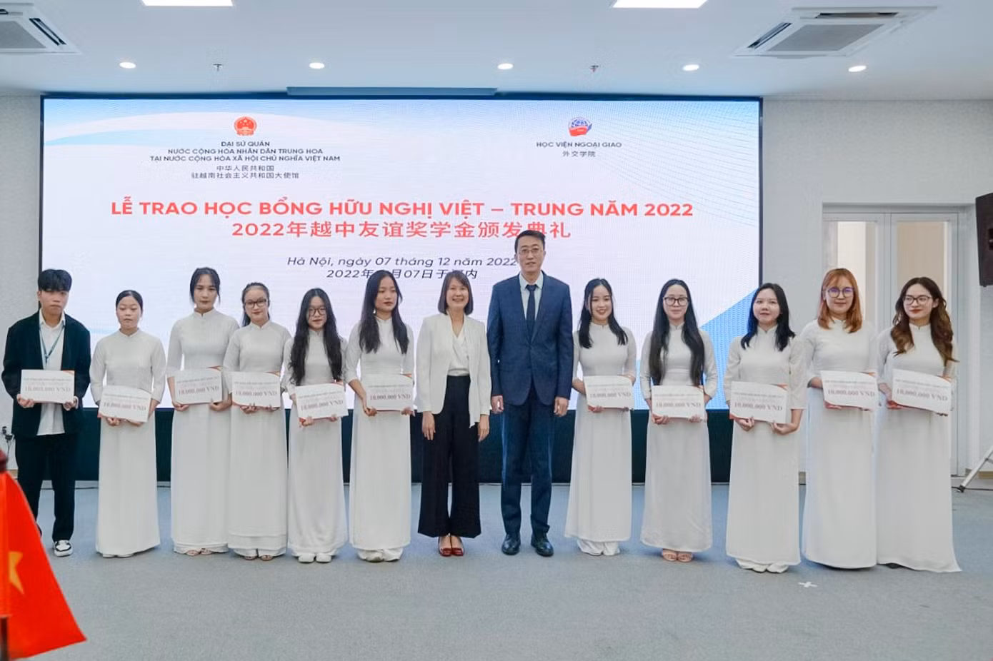 Bà Nguyễn Thị Thìn, Trưởng Ban Đào tạo Học viện Ngoại giao và Ông Quách Tân Thụy, Trưởng Phòng Chính trị Tin tức Đại sứ quán cùng trao Học bổng cho các sinh viên có hoàn cảnh khó khăn.