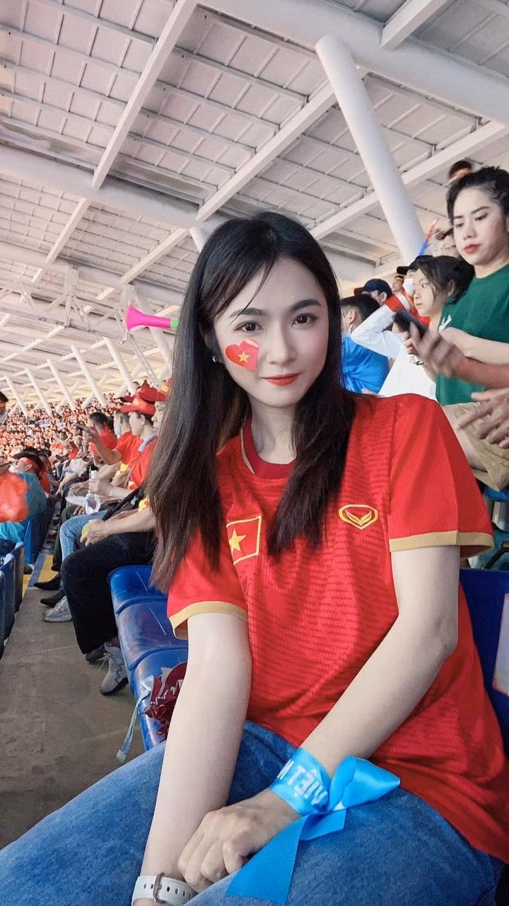 Mặc trên mình trang phục áo bóng đá Việt Nam, Hoàng Minh Châu cổ vũ hết mình cho đội tuyển U23 Việt Nam giành chiến thắng.